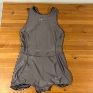 NIKE RUNNING BODYSUIT RUN DIVISION WOMEN'S 2018 GREY GUNSMOKE (MEDIUM)